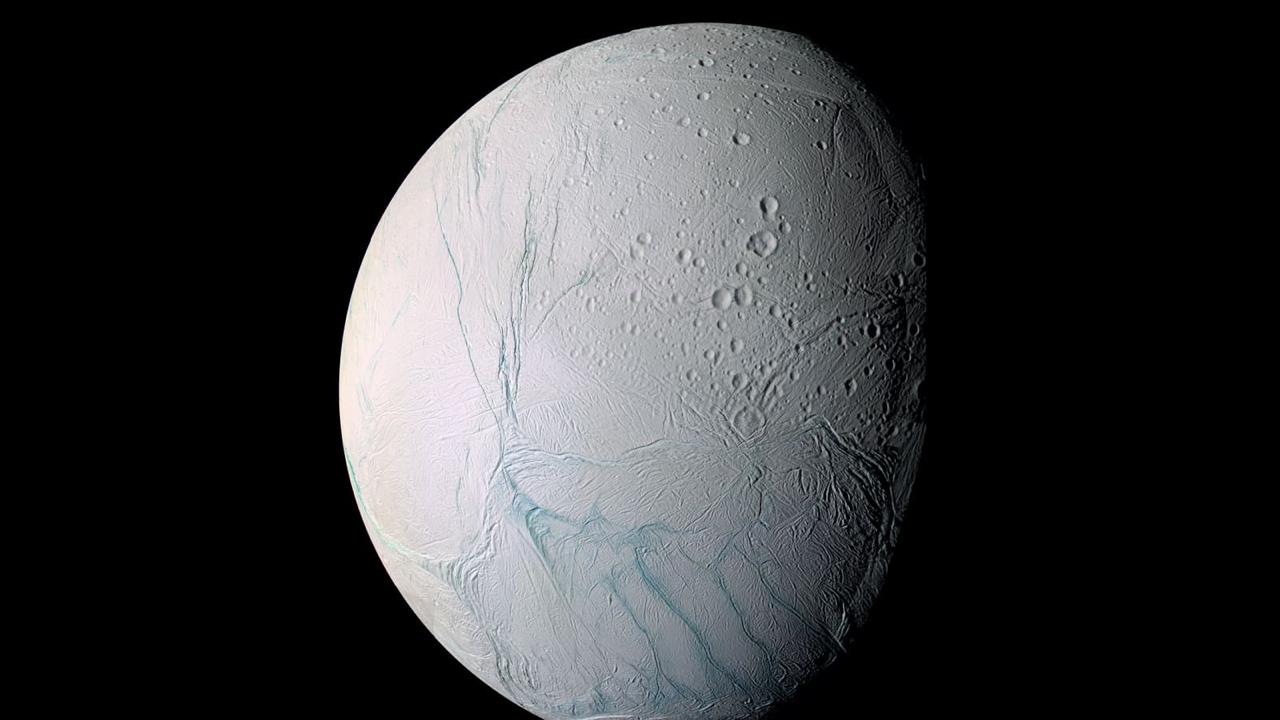На северном полюсе Энцелада обнаружили поток внутреннего тепла