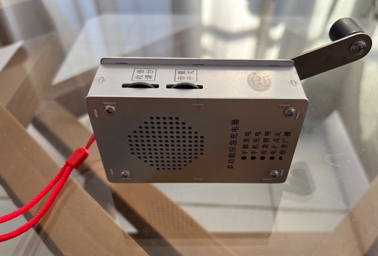 Тестируем аварийный гаджет с ручной зарядкой: выживаем без электричества