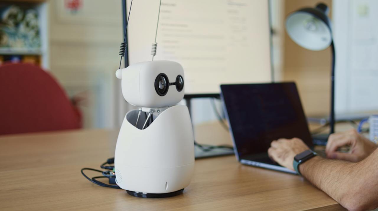 Reachy Mini: Открытый и доступный робот от Hugging Face для экспериментов с ИИ