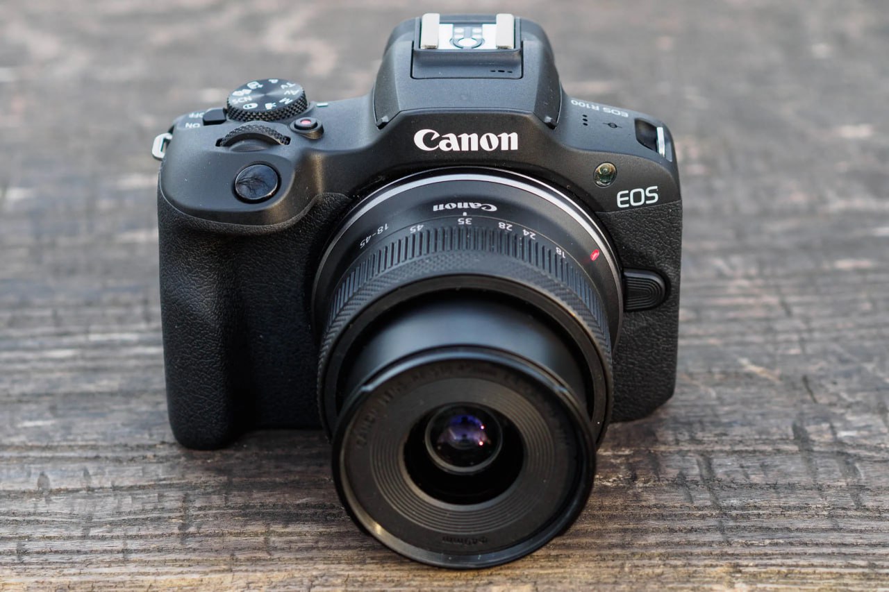 Canon выпустили бюджетную по современным меркам APS-C беззеркалку.