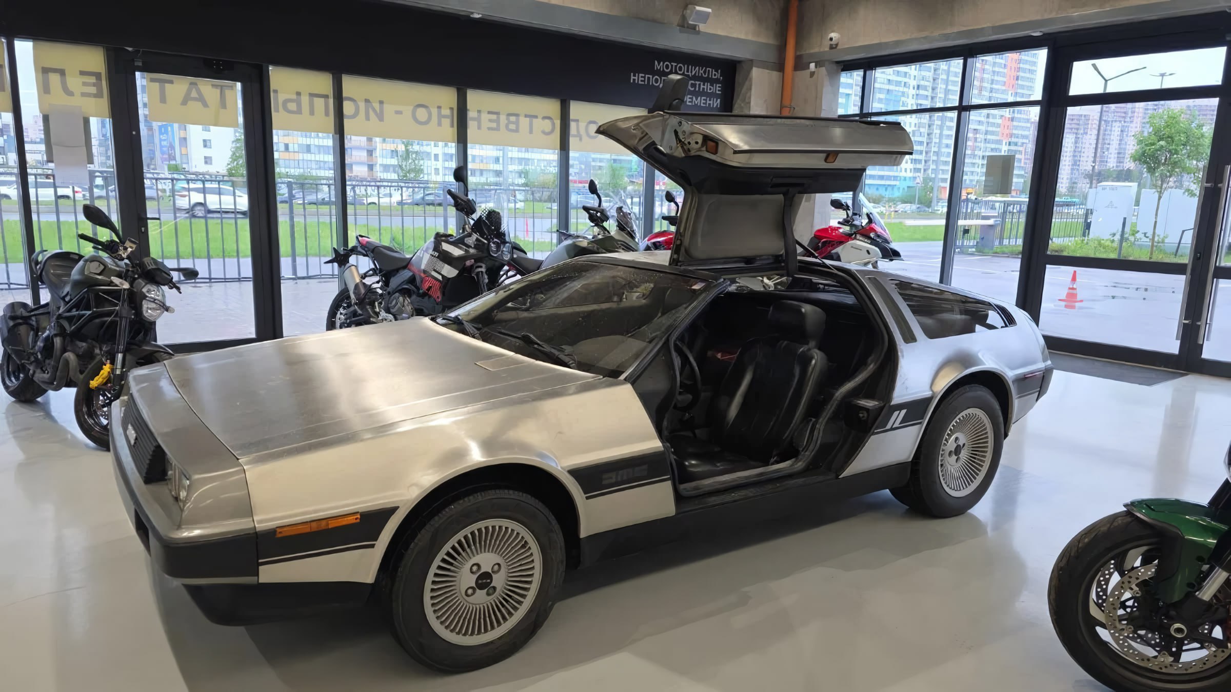 В Санкт-Петербурге продают DeLorean DMC-12 из «Назад в будущее»