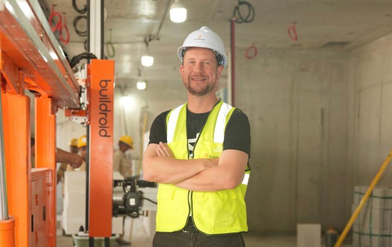 Вячеслав Солоницын разрабатывает строительных роботов, включая гуманоидов